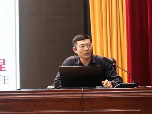 图片包含 笔记本, 室内, 男人, 电脑描述已自动生成