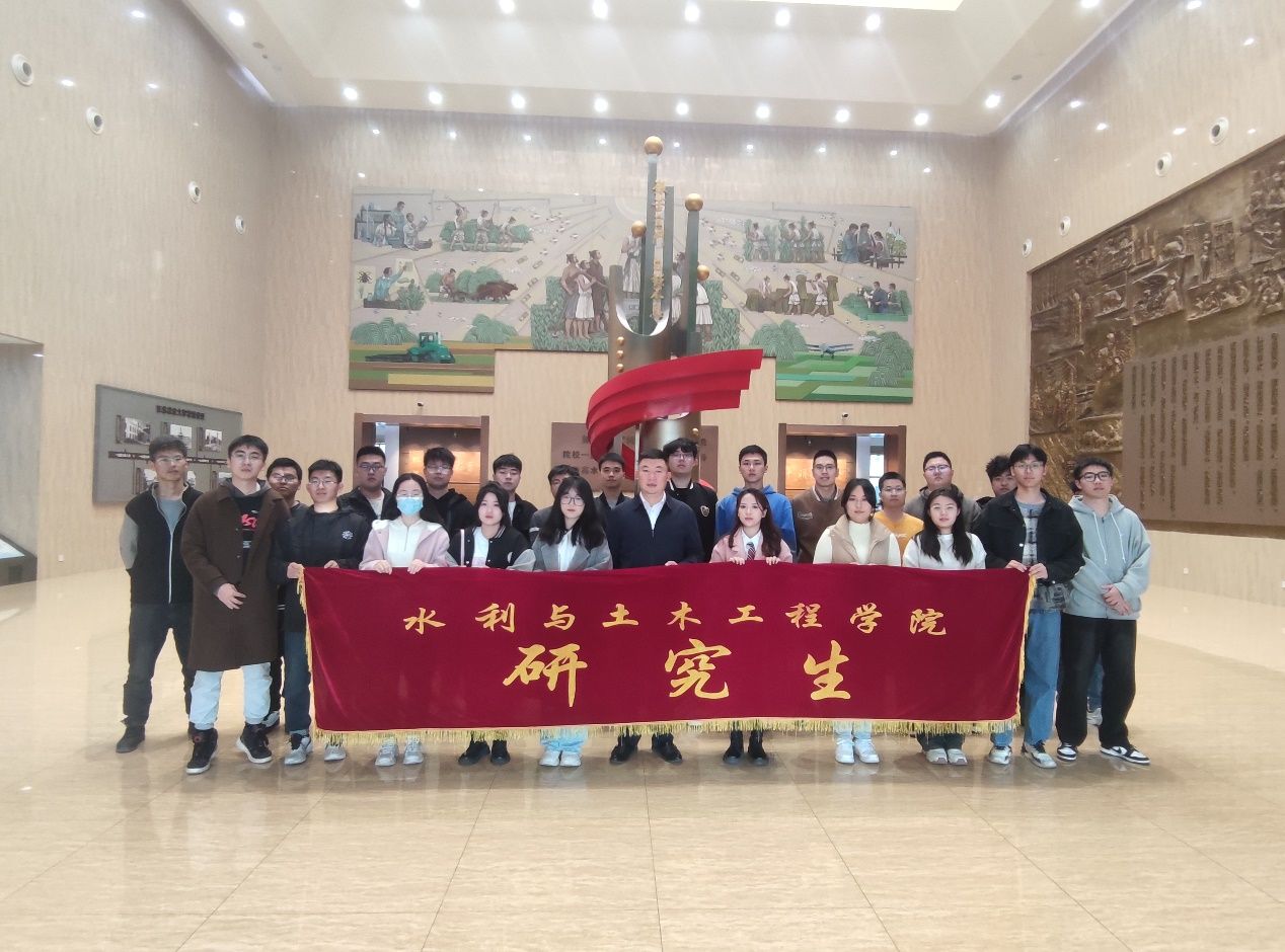 一群人站在台上中度可信度描述已自动生成