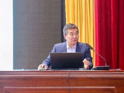 电脑前坐着男人中度可信度描述已自动生成