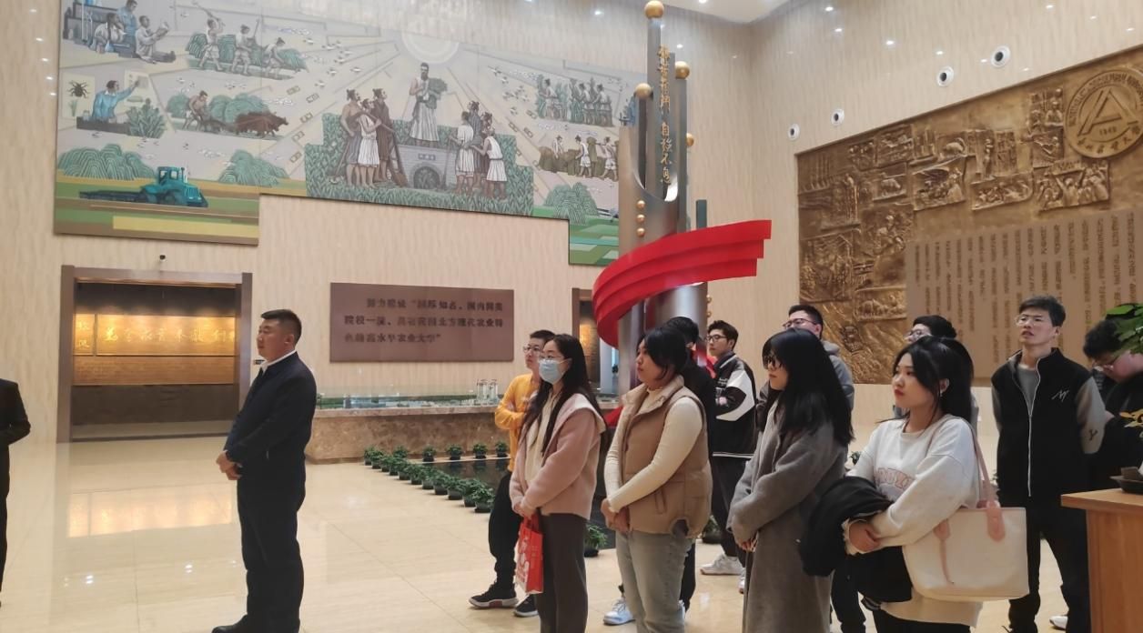 一群人站在建筑前中度可信度描述已自动生成