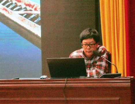 钢琴的男人中度可信度描述已自动生成