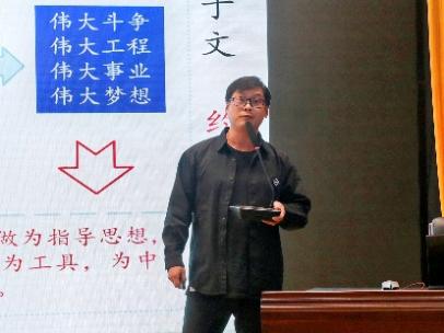 人的照片上写着字描述已自动生成